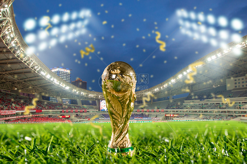 从手足无措到游刃有余，齐达内在公园学着踢毽子