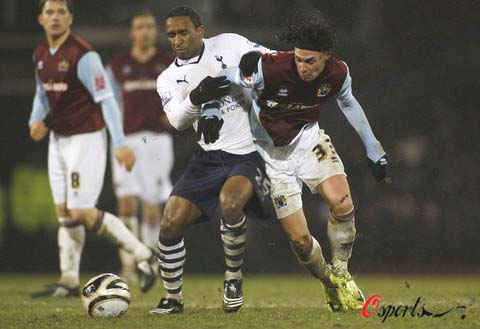 射门时致弗朗西斯重伤，田中碧被换下后立即找到加纳主帅道歉