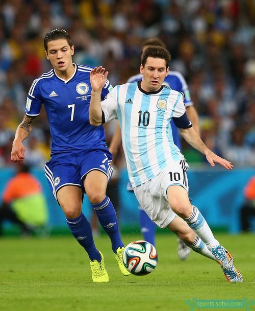 拜仁官方：穆西亚拉今天完成了部分单独训练