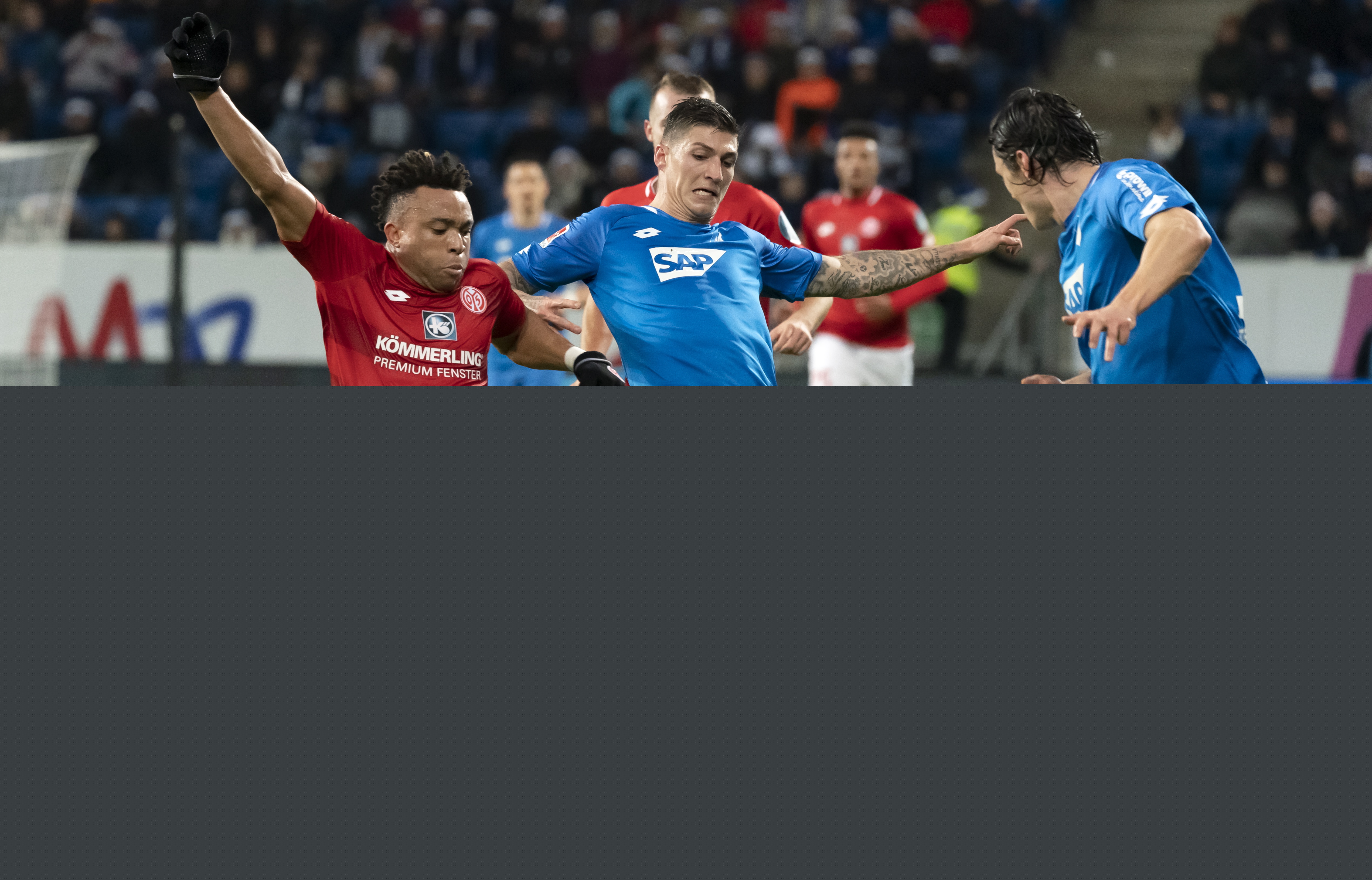 伊涅斯塔造访巴萨基地，与佩德里、费尔明、亚马尔合影